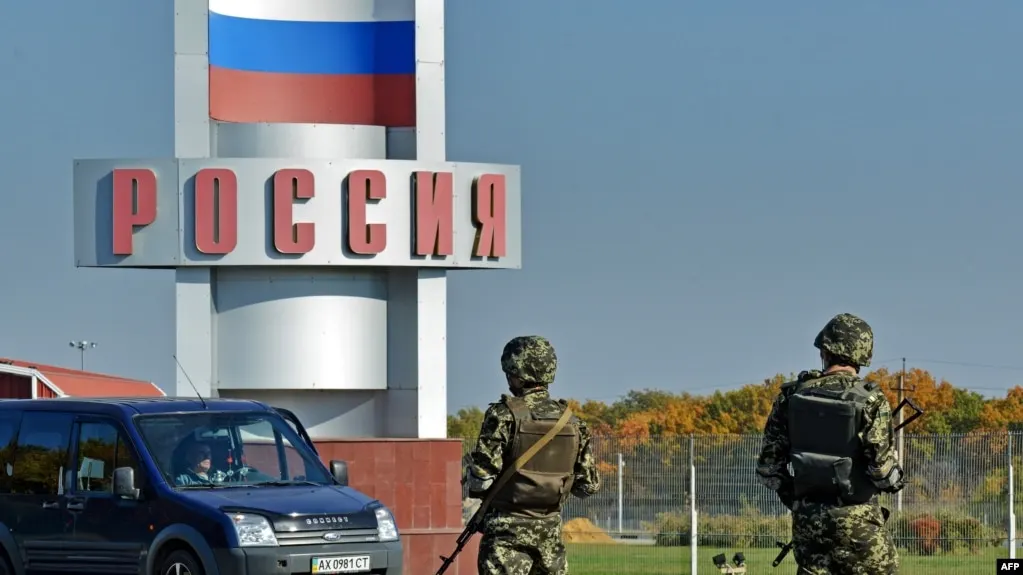Министерство внутренних дел подготовило поправки, которые позволят отказывать иностранным государствам в экстрадиции людей, уже получивших в России любой вид убежища, включая политическое. Под действие инициативы могут попасть, в том числе, обвиняемые за рубежом в кибератаках и шпионаже в пользу России, а также уехавшие в РФ из-за приверженности «традиционным ценностям».