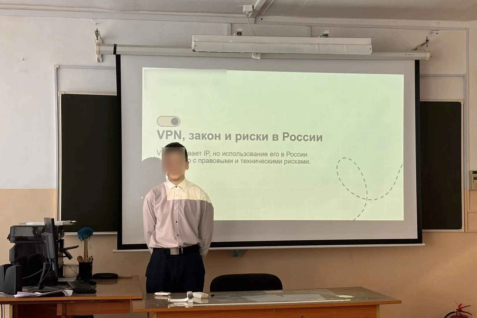 В школах разных регионов России начали проводить занятия по цифровой безопасности, на которых учащимся объясняют риски использования VPN‑сервисов, утечки персональных данных и возможные юридические последствия.