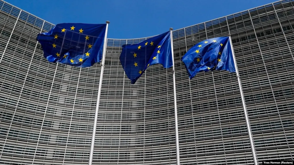 Совет ЕС расширил санкционный список, включив в него медиаплатформу Euromore и «Правфонд», которых в Брюсселе обвиняют в распространении российской пропаганды и подрыве доверия к институтам Евросоюза.
