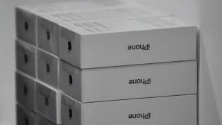 У российских продавцов электроники переполнены склады дорогими смартфонами Apple и Samsung из‑за падения спроса. Чтобы высвободить замороженные средства, ритейлеры снижают цены на флагманские модели и готовятся переключиться на более бюджетные устройства, прежде всего китайских брендов.