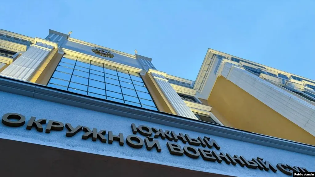 Южный окружной военный суд приговорил трёх молодых людей к срокам от 8 до 10 лет строгого режима по делу о подготовке поджога военкоматов в Ростове-на-Дону. С начала войны в Украине подобные дела всё чаще квалифицируются как терроризм или диверсия, а ответственность за них ужесточается.