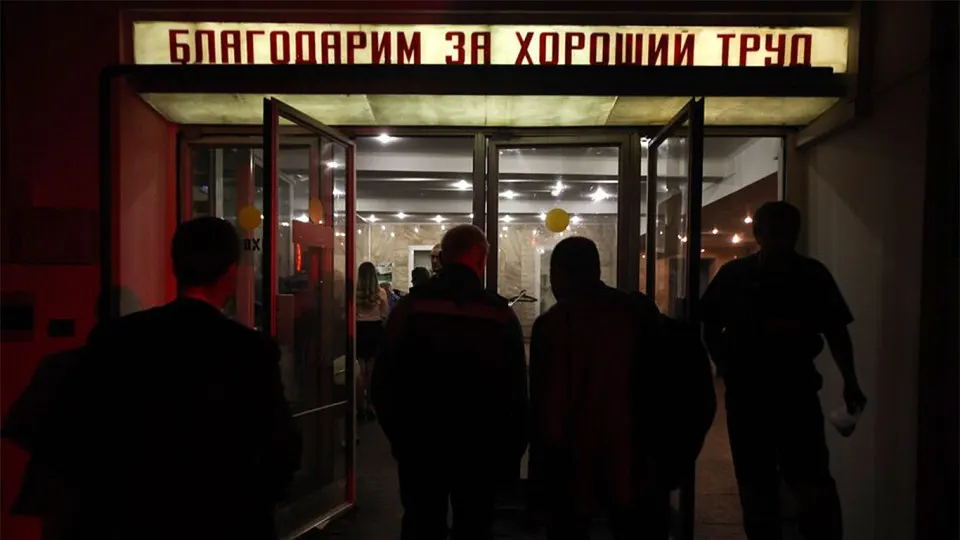 По данным Роструда, к увольнению в государственных и муниципальных учреждениях рекомендовано свыше 105 тысяч человек. Больше всего сокращений ожидается в ряде регионов, а причиной называют нехватку средств в бюджетах, цифровизацию и повышение требований к производительности труда.