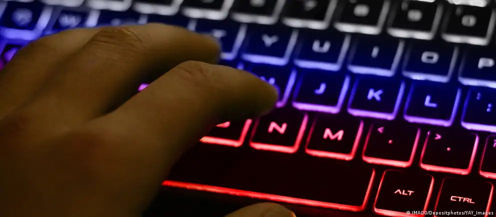 Минцифры планирует ввести сборы за международный трафик, к которым хотят приравнять использование VPN для доступа к запрещённым ресурсам; в первую очередь меры коснутся мобильных сетей.