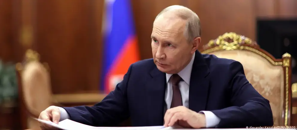 Новый закон освобождает российских чиновников от раскрытия добрачных доходов супругов и контроля за сделками, совершёнными до назначения на госдолжность, а также переводит декларирование на формат общего семейного дохода.