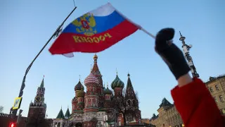 Просроченная задолженность бизнеса перед поставщиками и контрагентами достигла 8,2 трлн рублей — это почти 4% ВВП. Больше всего долгов накопили обрабатывающая промышленность и торговля, а главной причиной называют усиление налоговой нагрузки и сокращение бюджетных расходов.