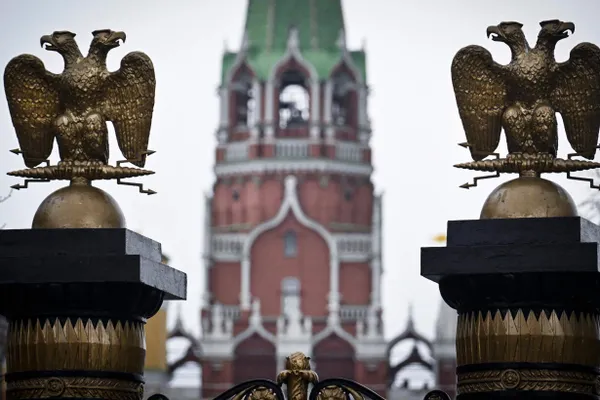 В ряде фильмов на российских стриминговых платформах появились уведомления о том, что в картинах сокращены фрагменты. Платформы заявляют, что маркировку вносят правообладатели, а практика связывается с новыми законами о «традиционных ценностях».
