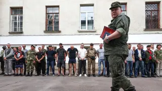 Минобороны подготовило поправки, позволяющие проводить проверку военнослужащих на алкогольное опьянение на месте службы, без обязательной доставки в медучреждение. Инициатива связана с трудностями освидетельствования в условиях боевых действий и сообщениями о наборе на контракт людей с алкогольной зависимостью.