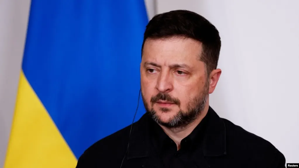 Президент Украины заявил, что предложение о перемирии в период празднования Дня Победы может использоваться для обеспечения спокойного военного парада с последующим возобновлением боевых действий; в Кремле говорят, что решение будет реализовано независимо от реакции Киева.