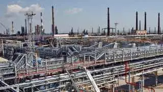 Атаки беспилотников привели к остановке переработки нефти на Новокуйбышевском, Туапсинском, Нижегородском, Саратовском и Киришском НПЗ, что затронуло значительные мощности по выпуску бензина и дизтоплива.