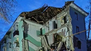 Во время массированной атаки беспилотников на Сызрань один из дронов попал в жилый дом, частично обрушив подъезд; под завалами спасены 11 человек, в том числе двое детей, сообщают власти, удары БПЛА также фиксировались сразу в нескольких регионах России.