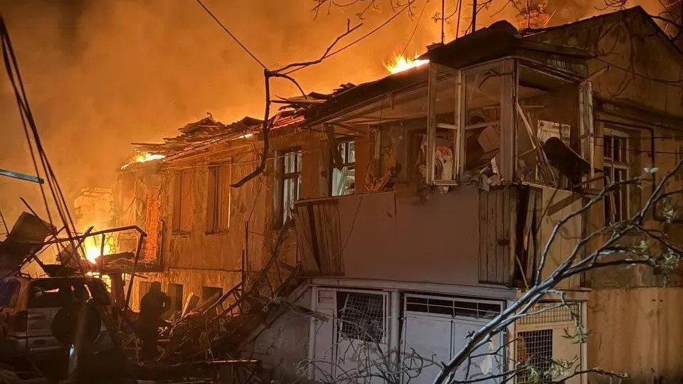 В Одессе в ночь на 24 апреля российские беспилотники разрушили два жилых дома, погибли как минимум два человека, еще 15 получили ранения. Атака стала частью серии недавних массированных ударов по украинским городам, в том числе Днепру, Сумам, Киеву и Харькову.