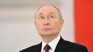 Выступая на форуме «Малая родина — сила России», Владимир Путин сравнил нынешнюю ситуацию с Великой Отечественной войной, заявив, что вся страна должна работать на фронт, и пообещал продолжение создания «зоны безопасности» у границы с Украиной и достижение целей СВО.