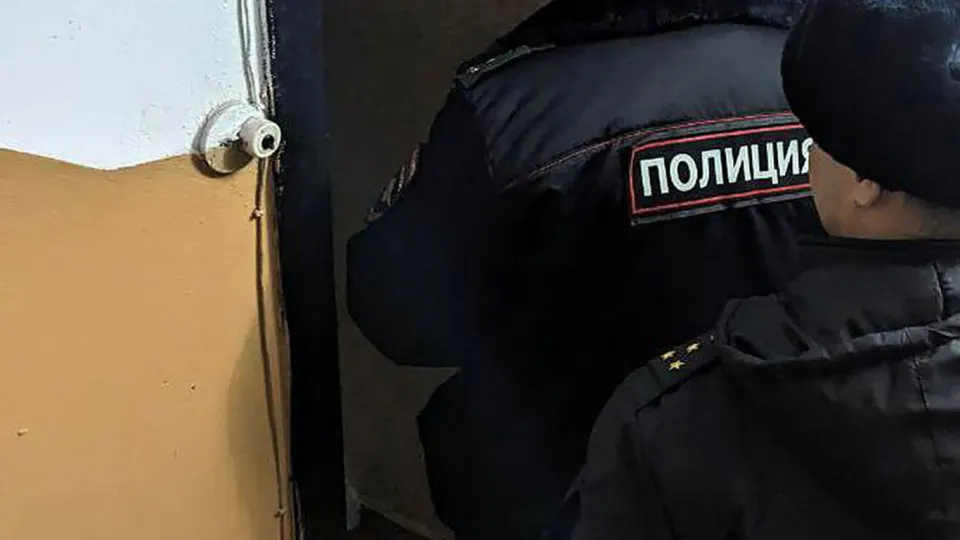 Двое молодых людей, один из них несовершеннолетний, задержаны по подозрению в хулиганстве: на дверях квартир троих сотрудников Роскомнадзора были оставлены молотки с бурой жидкостью. Инцидент произошёл на фоне масштабной блокировки Telegram и роста скачиваний VPN в России.
