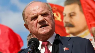 Лидер КПРФ Геннадий Зюганов заявил в Госдуме, что российская экономика «провалилась до дна» и без срочных мер страну к осени может ждать ситуация, сравнимая с 1917 годом, отметив при этом, что власти обратили внимание на обращение блогера Виктории Бони, а просьбы коммунистов игнорируют.