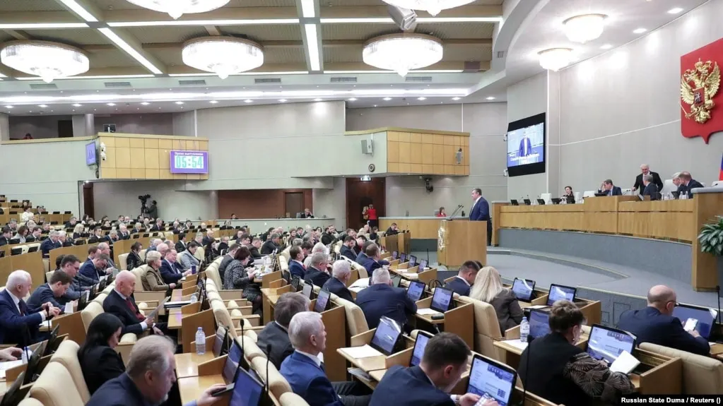 Депутаты планируют принять поправки, которые позволят привлекать к административной ответственности россиян, находящихся за границей, и обеспечивать меры в виде ареста имущества по решению суда.