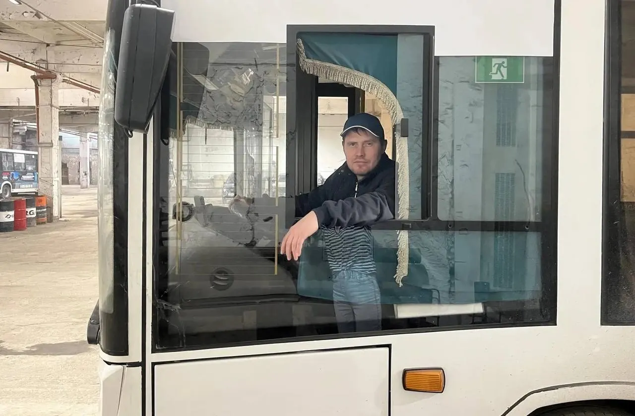 Виталий Дегтярев, многодетный отец и водитель автобуса маршрута №189, рассказывает о том, как изменилась работа на маршруте, какие качества помогают справляться с напряжением и почему важно сохранять спокойствие за рулём.