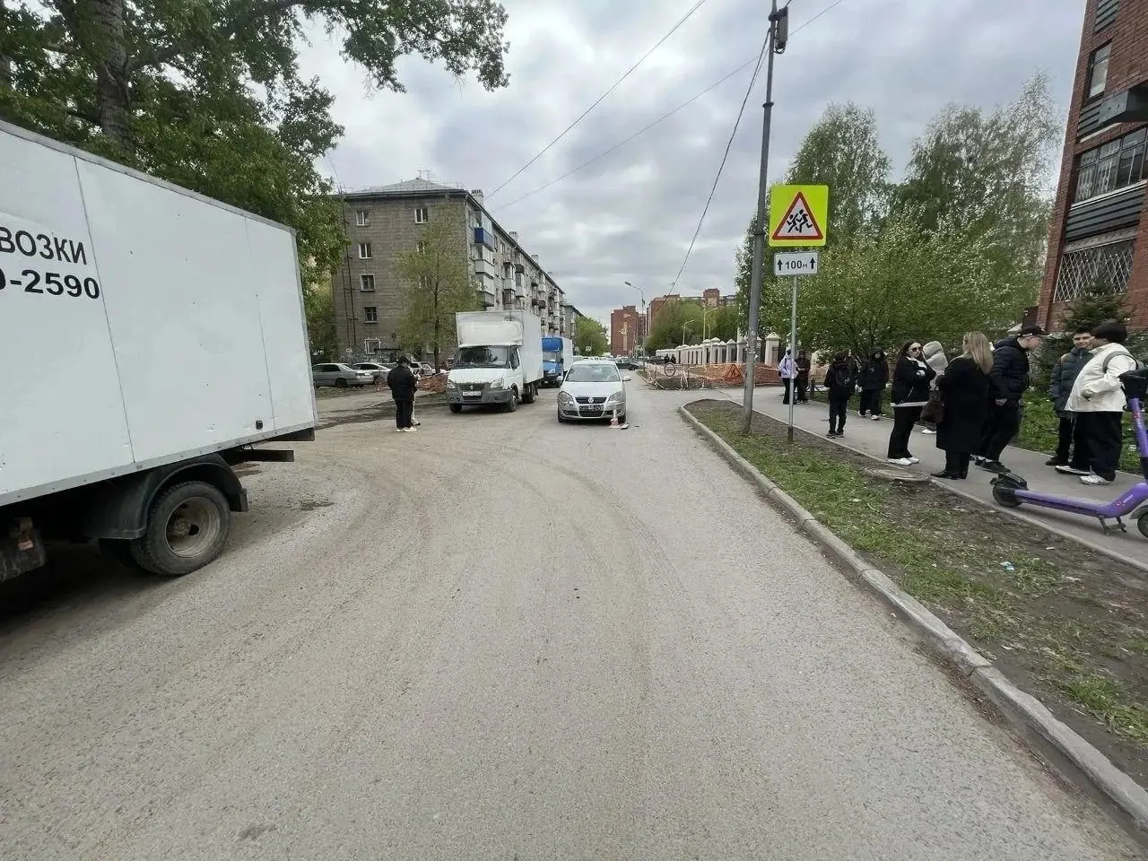 В Кировском районе вечером водитель Volkswagen Polo наехала на подростка возле дома на Обогатительной, 4; состояние ребёнка пока неизвестно.