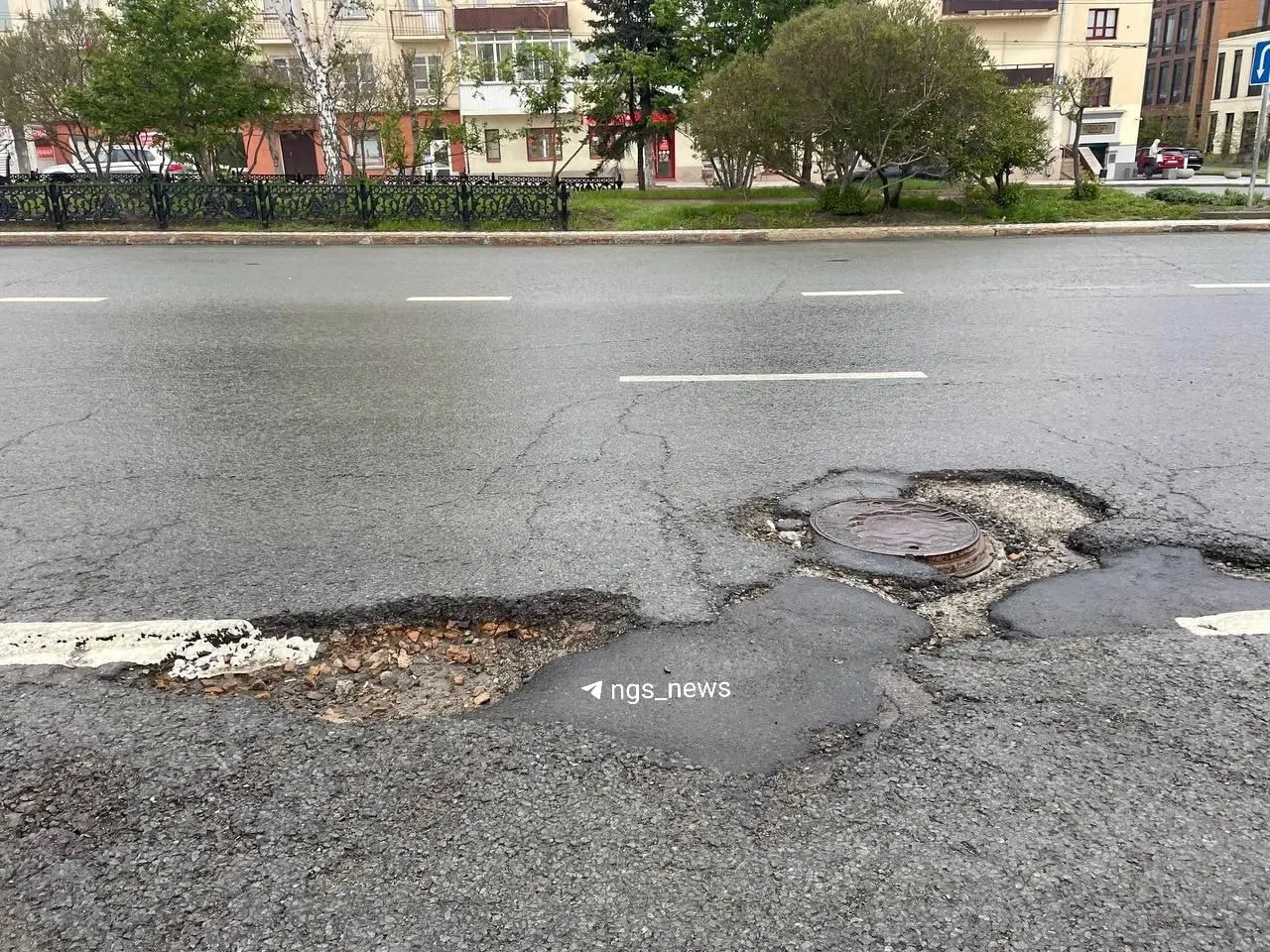 На Красном проспекте у старого автовокзала обнаружили яму глубиной примерно 20 см. В мэрии пообещали устранить повреждение до 22 мая. Горожан просят присылать фото аналогичных ям с адресами.