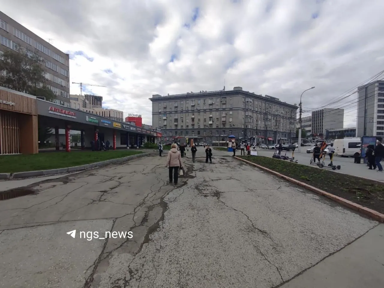 Тротуары, ливнёвки, газон и остановку на Дуси Ковальчук, 186 планируют восстановить; работы отложили с 2021 года из‑за смены формата экспертизы и согласований.