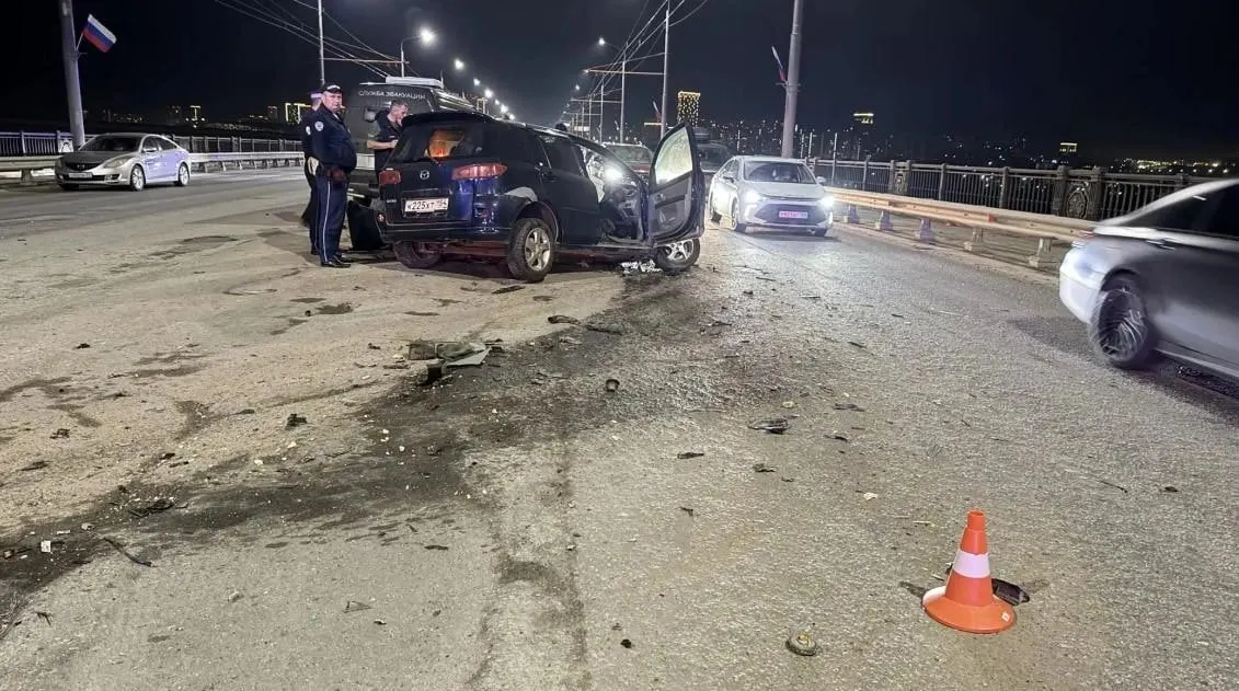 Свидетель рассказал, что Mazda Demio на высокой скорости подпрыгнула на стыке моста и выехала на встречную полосу. В встречном Hyundai находились двое — они в сознании.