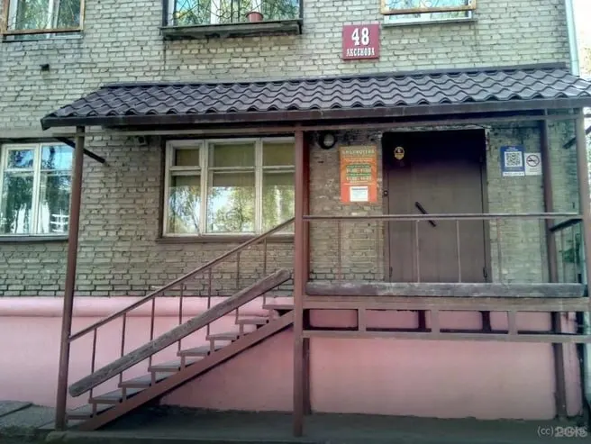 В библиотеке им. Чернышевского на улице Аксёнова упала часть подвесного потолка — никто не пострадал, представители подрядчика выезжают на место.