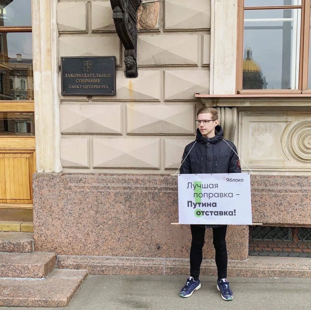 Журналист сообщил о включении в федеральный розыск; точная уголовная статья пока не раскрывается. Ранее на него наложили административные штрафы по делам об «иностранных агентах» и «ЛГБТ‑пропаганде». Минюст внёс его в соответствующий реестр 22 ноября 2024 года, а в апреле 2025 года ведомство назвало его участником «Международного движения ЛГБТ».