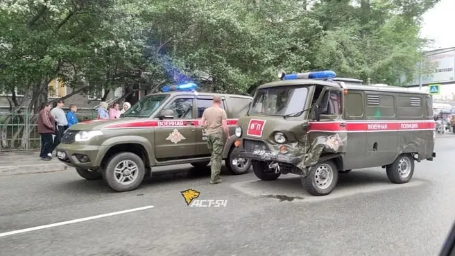На перекрёстке Каменской и Гоголя в Новосибирске столкнулись УАЗ военной полиции и Kia Rio. По предварительным данным, пострадали два человека, движение на участке затруднено.