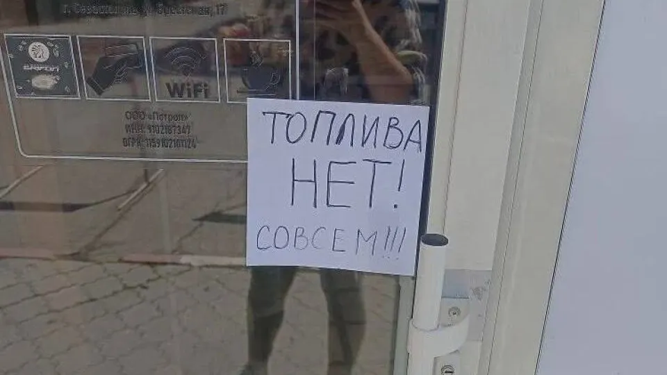 С 31 мая в Крыму начнёт действовать система талонов на бензин АИ‑95 и лимит розничной продажи АИ‑92 до 20 литров на автомобиль — меры объясняют перебоями в снабжении и ударом по логистике и НПЗ.
