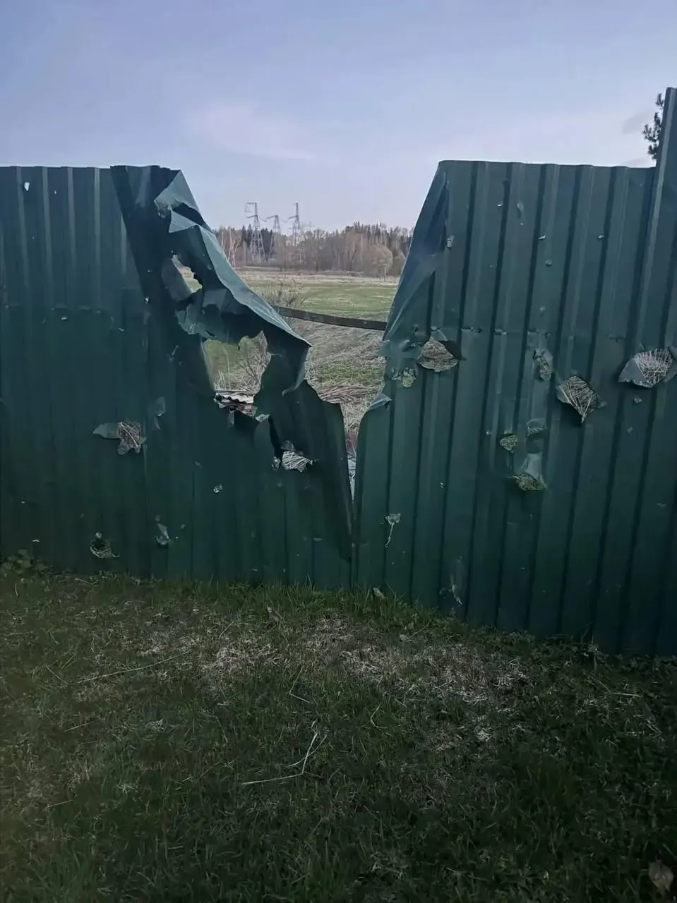 В Волоколамском округе погиб 77‑летний мужчина после удара беспилотника. В Ленинградской области и Подмосковье сообщают о множественных сбитых БПЛА; в Приморске при отражении атаки загорелся порт. Минобороны заявило о более 330 поражённых беспилотниках.