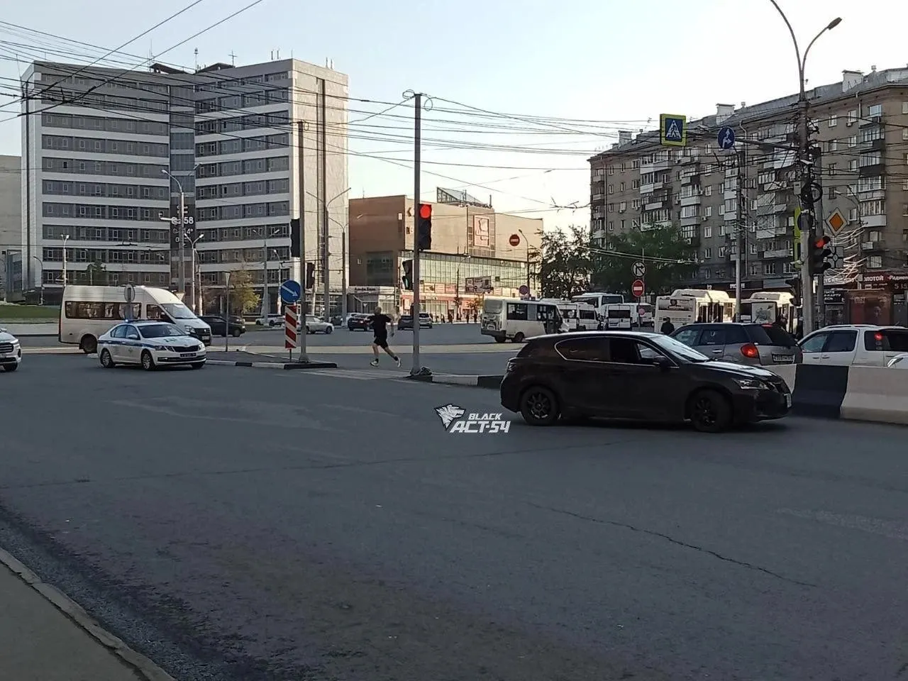 Утром на площади Калинина в Новосибирске Lexus наехал на девушку. Сведения о её состоянии пока отсутствуют.
