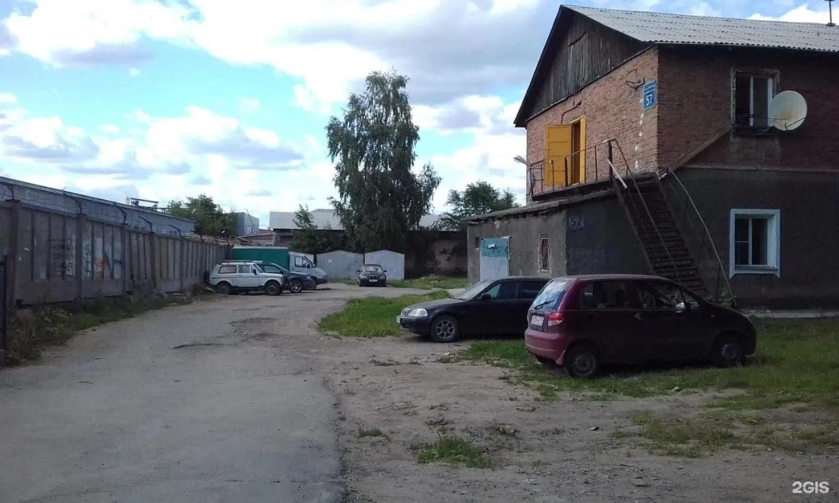 Власти выкупят здание и участок на 2‑ой Школьной, 57 — жильцам предложат выкуп или компенсацию за 32 маленькие комнаты. Здание признали аварийным в 2022 году.