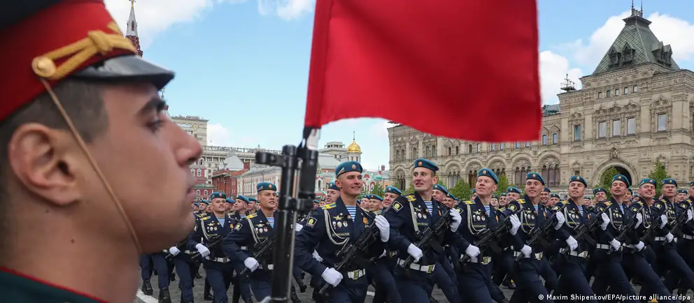 В ряде городов России парады и салюты на День Победы либо пройдут без военной техники, либо отменены вовсе. Объяснения — от «оперативной обстановки» до логистики и рисков атак — и возможные политические последствия.
