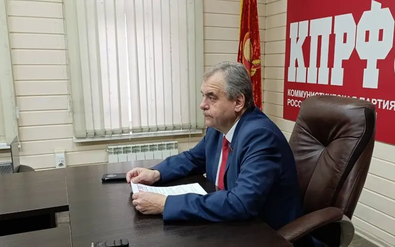 Депутат Госдумы Ренат Сулейманов предупредил, что продолжение СВО усугубит экономический кризис, потребует больших расходов на восстановление и создаст проблемы с трудовой адаптацией возвращающихся в мирную жизнь военнослужащих.