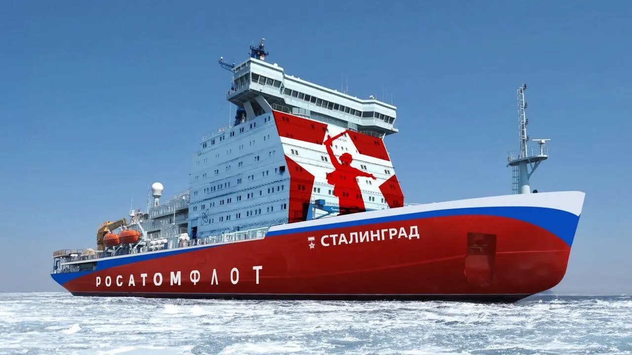 Рассматриваются два варианта: портовый сбор на экспорт или плата до $2,75 с тонны на Северном морском пути. Оценочный доход — до 138 млрд руб.; сроки сдачи ледоколов — 2028 и 2030 годы.