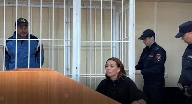 Ему предъявлено обвинение по статье «Хулиганство». Суд избрал меру пресечения — домашний арест.
