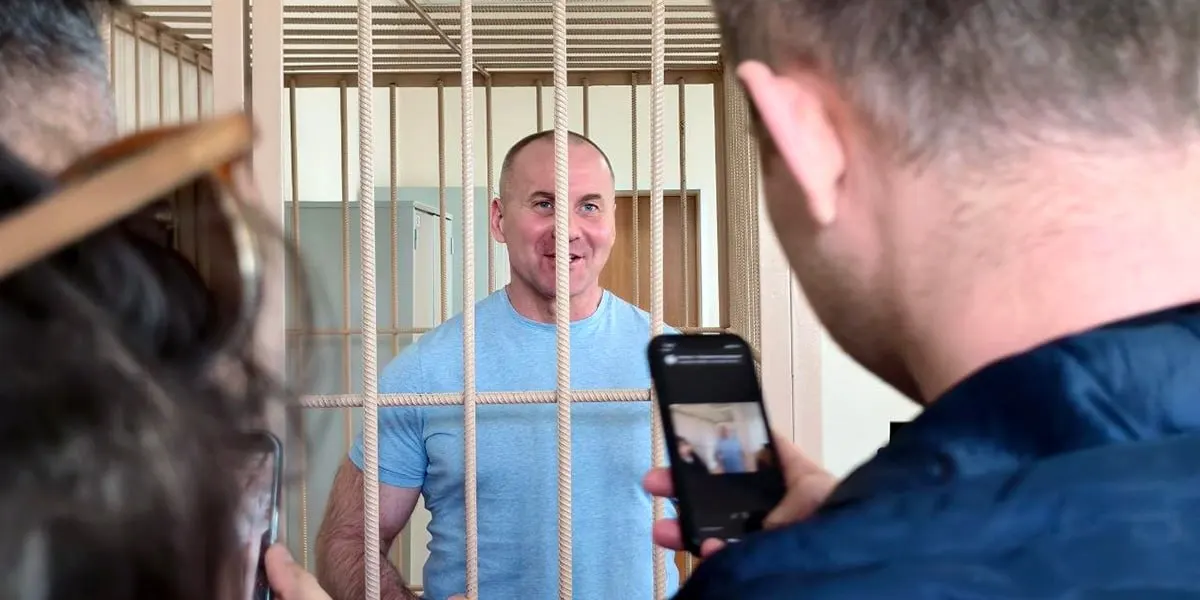 Бывший руководитель Корпорации развития Александр Зырянов в суде рассказал, что губернатор просил у китайского предпринимателя деньги на кампанию, а его помощник отправил счёт для перечисления. Зырянов отрицает обвинения и даёт собственные показания.