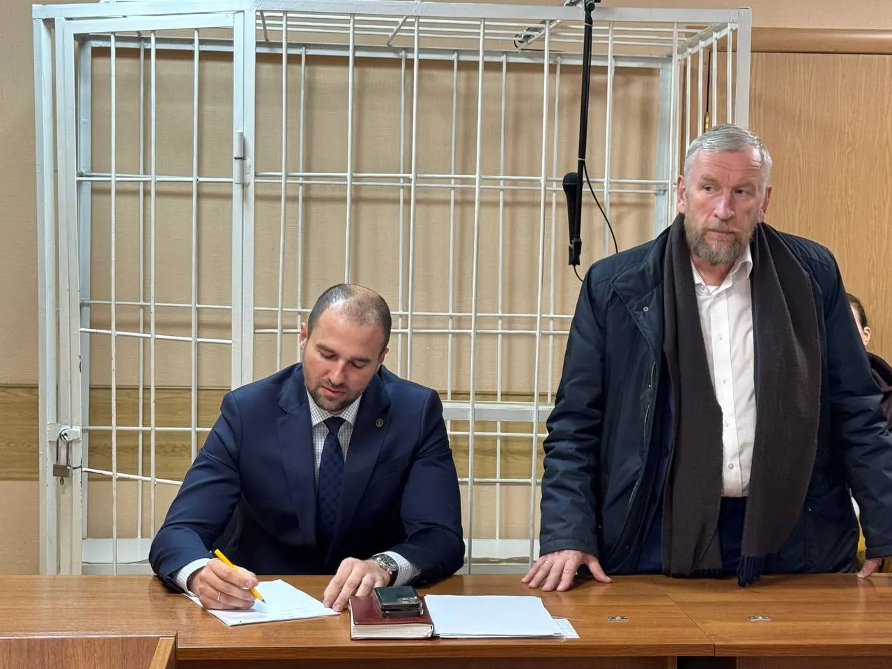 Новосибирский областной суд по апелляции прокуратуры расширил арест активов основателя группы компаний «Дискус», доведя сумму до 1,2 млрд рублей. Джулаю предъявлены обвинения в особо крупном мошенничестве и отмывании доходов.