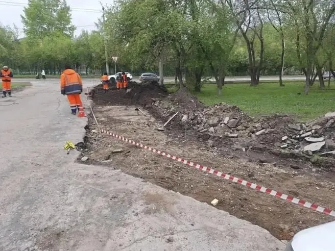 Работы идут сразу на более десяти улицах города: готовят основание, устанавливают бордюры и укладывают новый асфальт. По словам мэра, за сезон планируют привести в порядок 40 пешеходных зон.