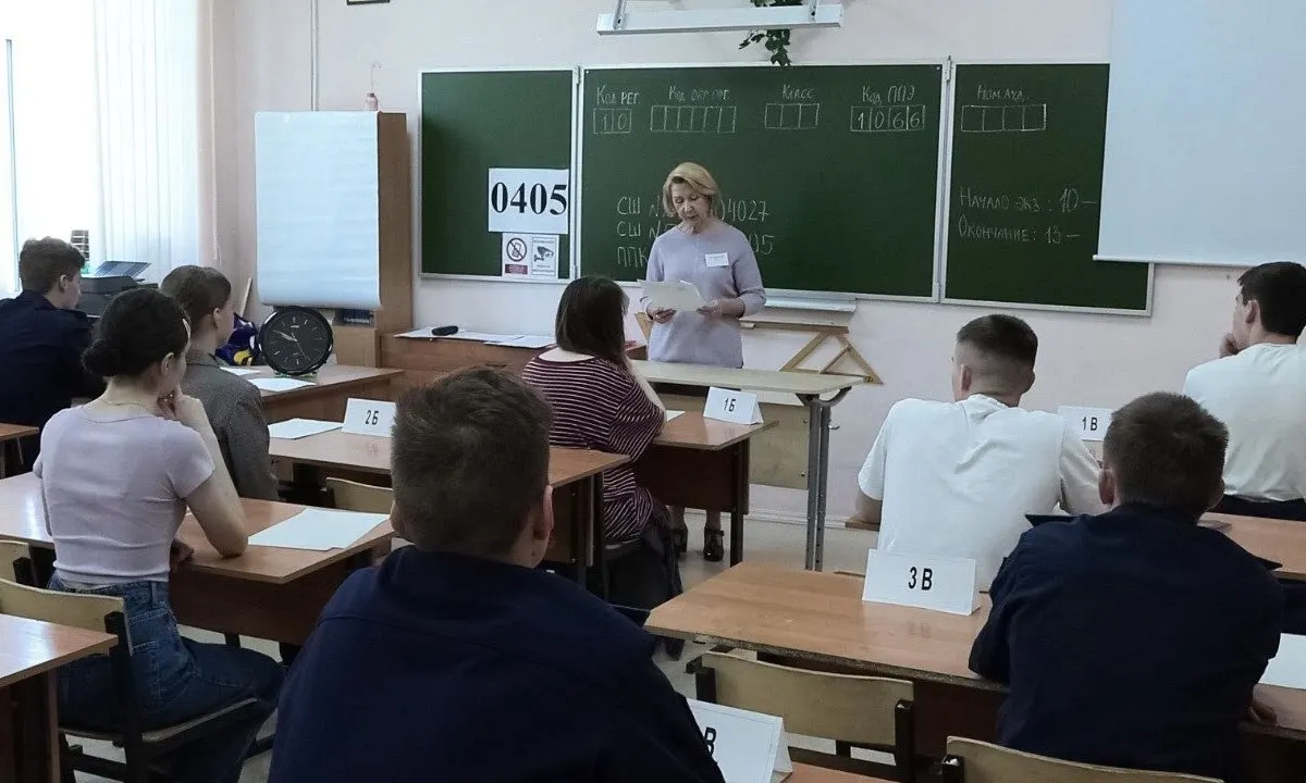 В новых методических рекомендациях сказано, что сотрудники и организаторы не должны прикасаться к экзаменующимся и их вещам; при срабатывании металлоискателя участника просят добровольно показать или сдать предмет.