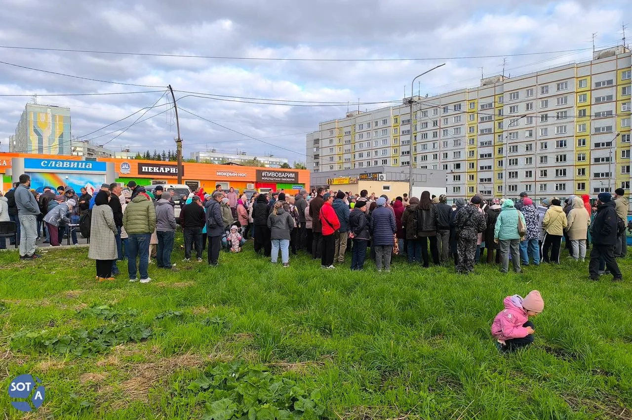 Около 200 человек провели митинг в Новосибирске против планов точечной застройки, вырубки рекреационной зоны и прокладки автодороги с интенсивным грузовым трафиком через жилой район.
