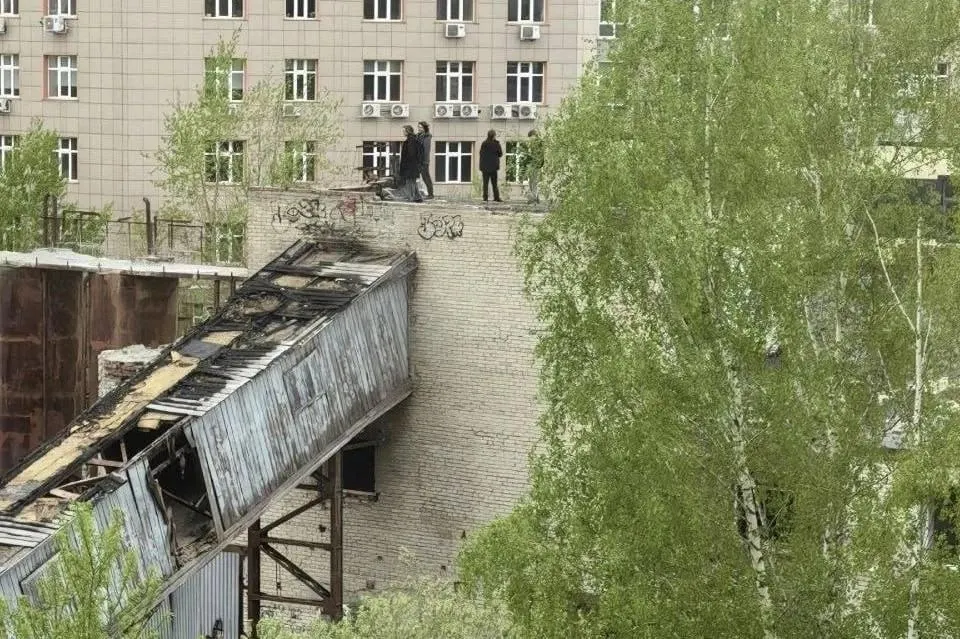 В Академгородке молодые люди регулярно попадают на территорию заброшенного завода железобетонных изделий. Местные направляли жалобы, но участок арендует Сибирское отделение РАН, и пока никаких действий со стороны собственника не последовало.