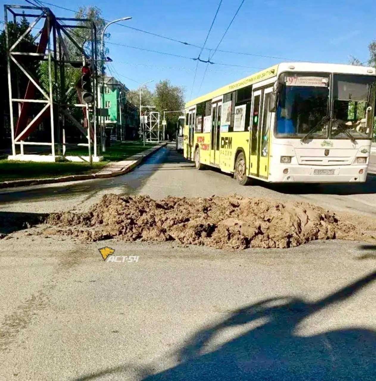 Кучи глины на нескольких улицах Правого берега появились из‑за неплотно закрытой задней створки самосвала; городские службы оперативно убрали завалы.