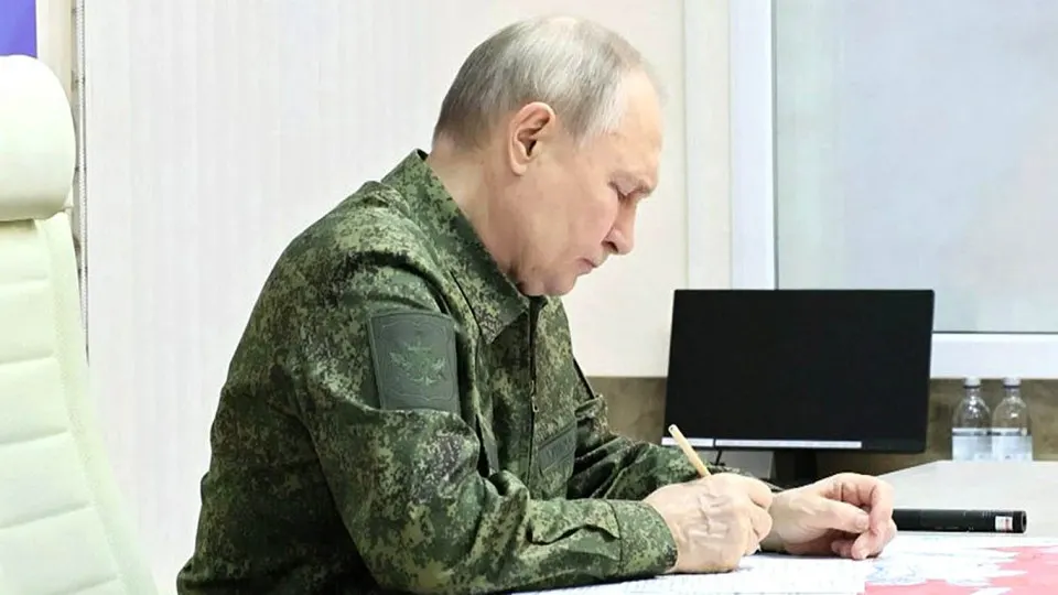 Разведслужбы и европейские чиновники пересматривают прогнозы: истощённая войной Россия может искать способ расширить конфликт за пределы Украины, прикрываясь «защитой» соотечественников и используя новые законодательные полномочия.