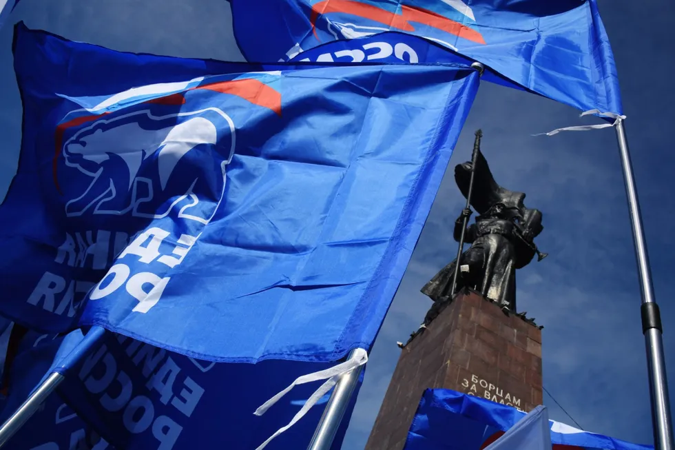 На всероссийском электоральном форуме политический блок администрации президента озвучил практические установки на сентябрь: сокращение числа партий, стремление обеспечить свыше 50% для «Единой России», сохранение многодневного голосования и расширение дистанционного электронного голосования с оговорками по поводу блокировок интернета.