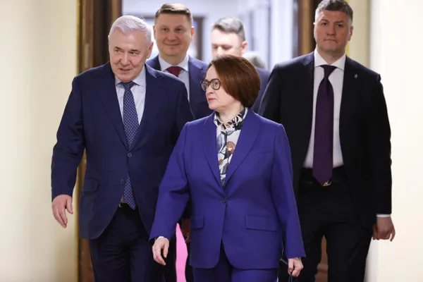 Чиновники и банкиры обсуждают три кандидатуры на место главы Центробанка: Максима Орешкина, Петра Фрадкова и Андрея Костина. Окончательное решение остаётся за президентом, а у Набиуллиной — последний по закону срок.