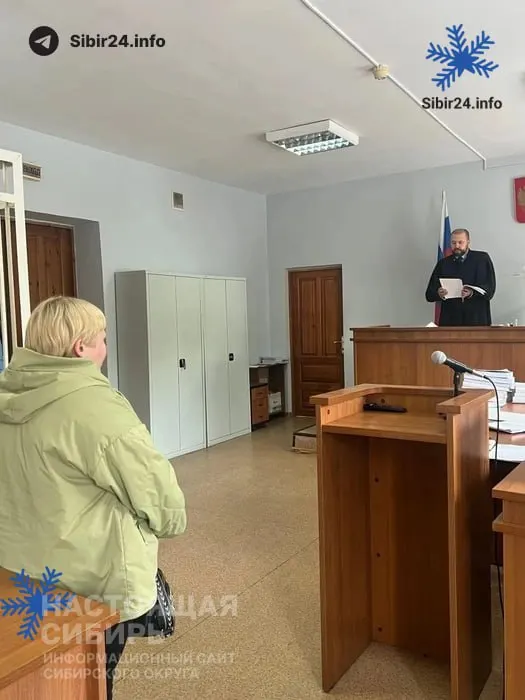 Ленинский районный суд Красноярска приговорил 35‑летнюю кондукторшу к году условно за призывы к экстремизму по национальному признаку; её включили в перечень Росфинмониторинга с финансово‑имущественными ограничениями.