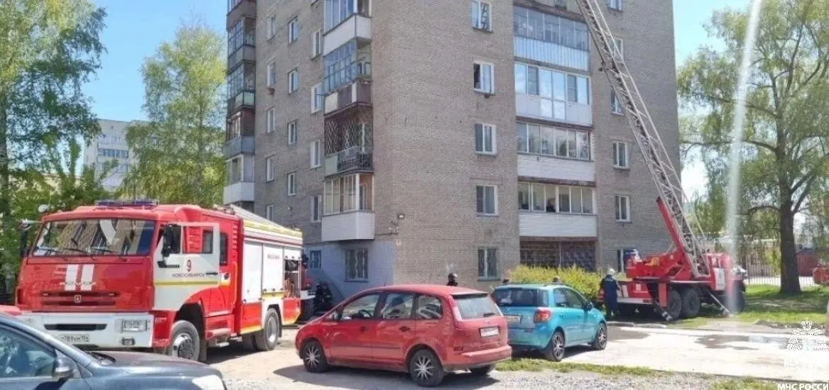 Днем на улице Громова загорелась квартира на восьмом этаже из‑за короткого замыкания. Огнеборцы потушили открытое горение за 25 минут, из задымлённого подъезда эвакуировали 13 человек, пострадавших нет.