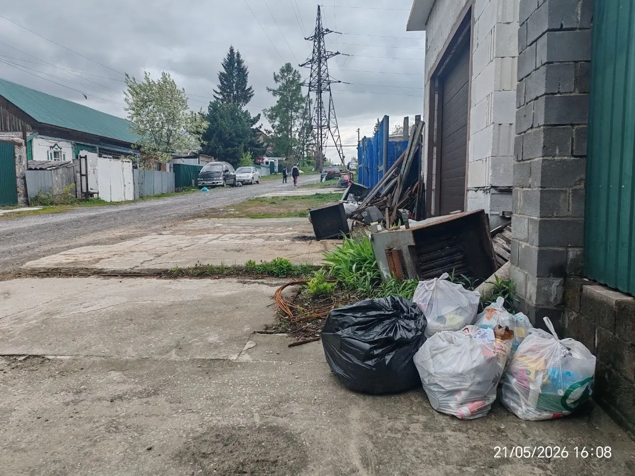 Соседи из микрорайона Шлюз пожаловались губернатору на работу регионального оператора по вывозу отходов: мусор не вывозят по графику, пакеты остаются на улицах. Ранее подобные проблемы фиксировали в ОбьГЭС.