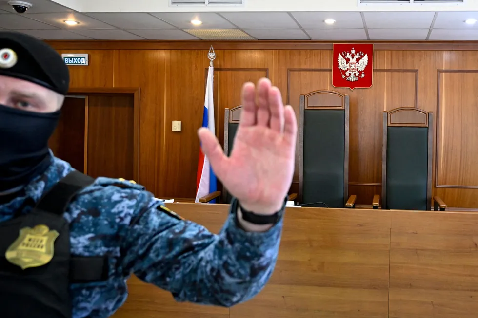 Судебный департамент убрал из открытого доступа статистику с 2005 года. Эти данные были ключевыми для мониторинга репрессий, судебной практики и косвенной оценки отправки обвиняемых на фронт. Разбираемся, что потеря данных значит для общественного контроля и какие альтернативы возможны.