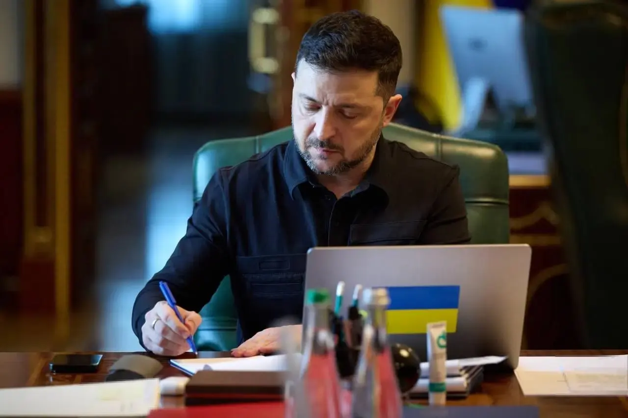 Президент Украины сообщил, что ВСУ прекратят огонь с 00:00 в ночь с 5 на 6 мая и будут действовать зеркально в ответ на объявленное Россией перемирие 8–9 мая; по его словам, официального предложения от Москвы Киев не получал.